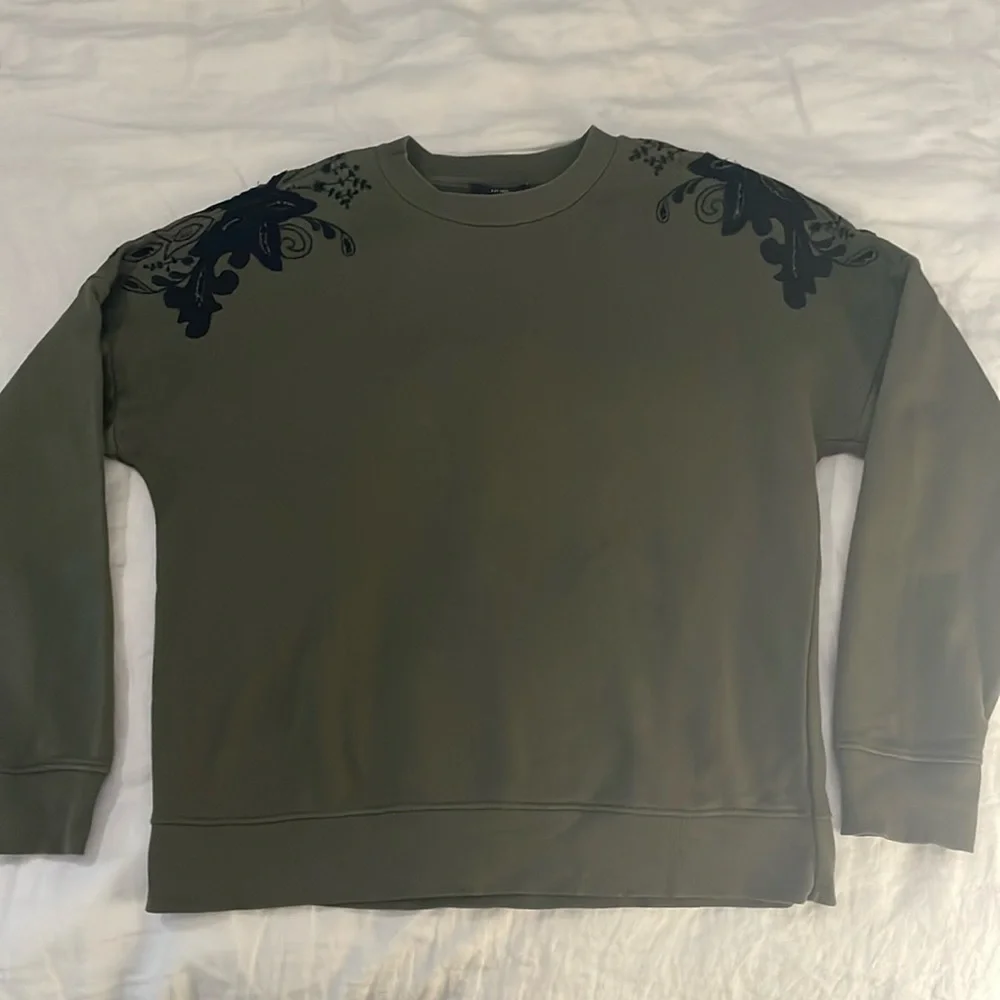 Lucky Brand Olive and Black Embroidered Sweatshirt sz XS